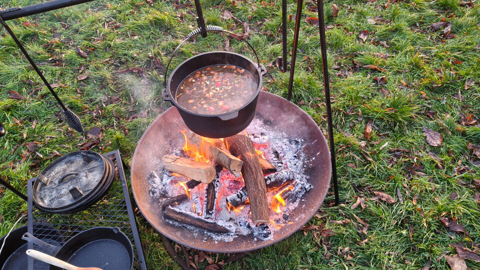 Dutch oven met stoofpot boven een open vuur