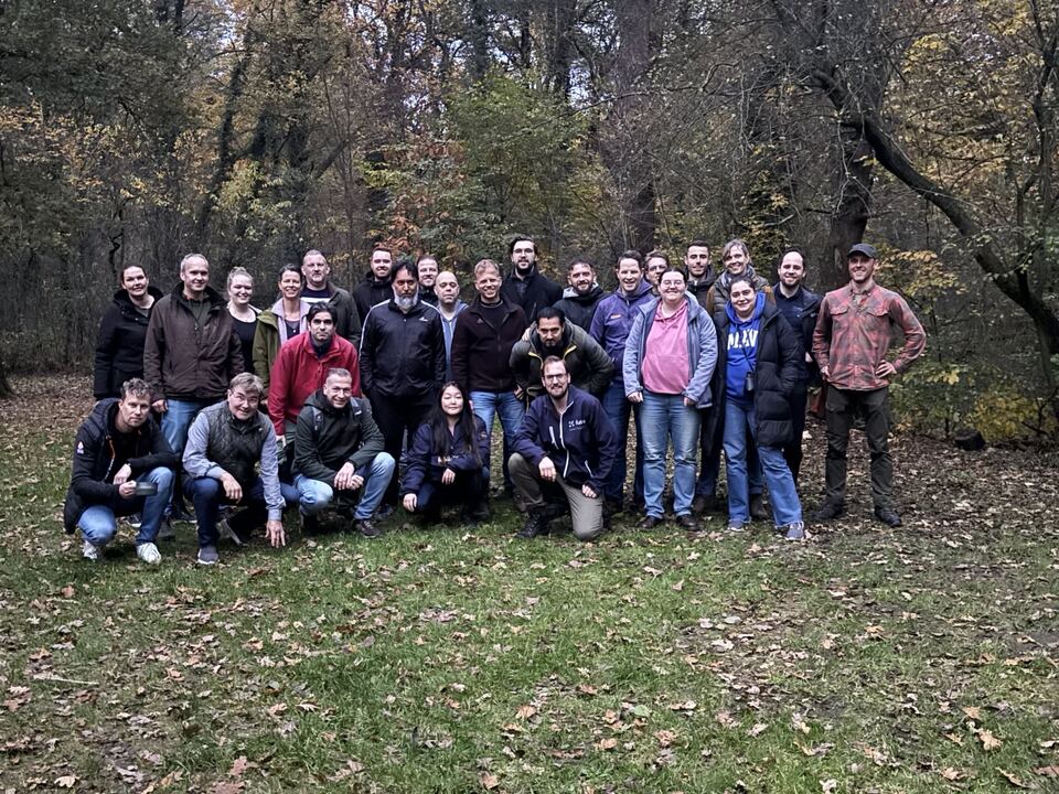 Groepsfoto van het team na een bushcraft bedrijfsuitje